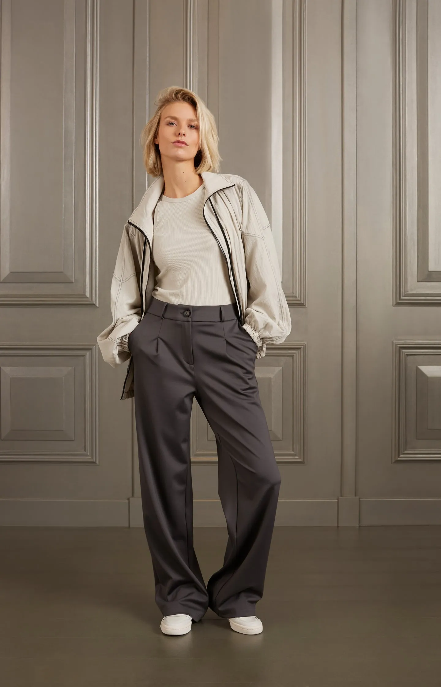 Jersey trousers with wide legs and pleated details